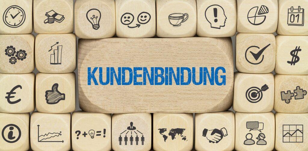 Holzwürfel mit Icons und Schrift Kundenbindung | Buttonmaschine