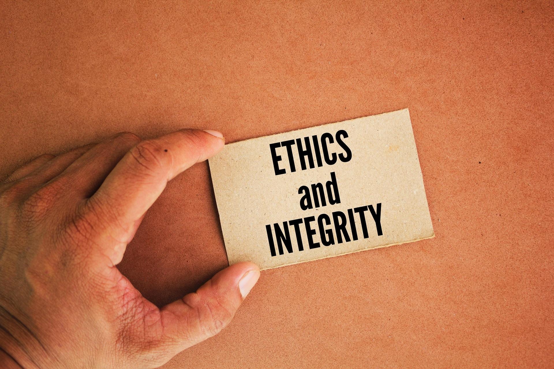 Hand hält Karte mit Ethics and Integrity | professionelle Terrassenüberdachung Stuttgart