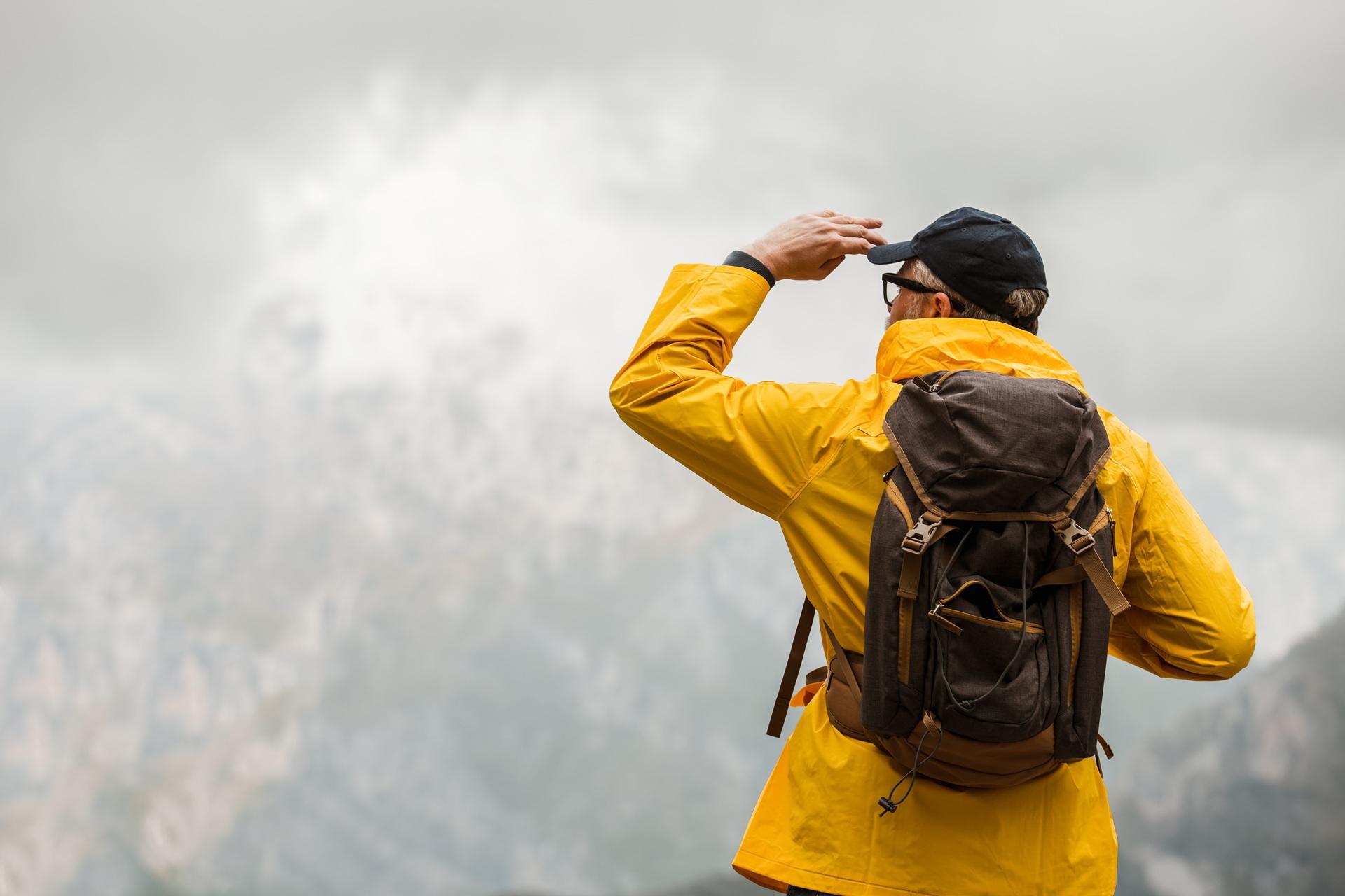 Wanderer blickt auf Berglandschaft | Escort München